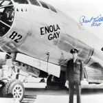 Ο αξιωματικός που έριξε την ατομική βόμβα στη Χιροσίμα ποζάρει μπροστά στο αεροπλάνο που πέταξε και που φέρει το όνομα της μητέρας του: Enola Gay